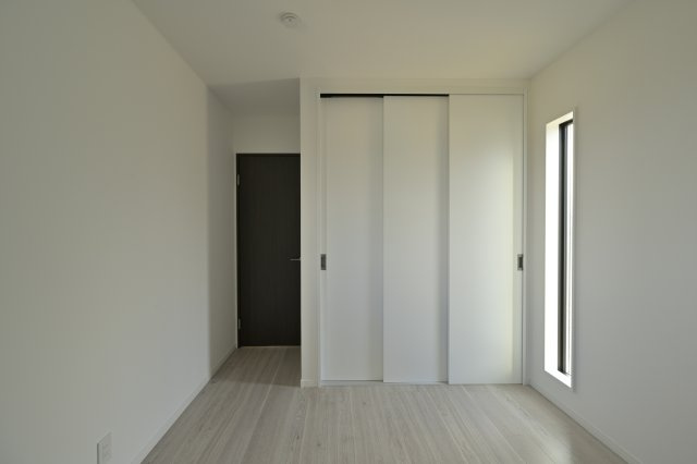 2階には寝室以外に洋室を2部屋設置。家族構成やライフスタイルに合わせて多目的に活用できる使い勝手の良い間取りです。