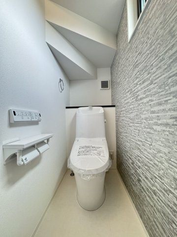 階段下にトイレを設置することで、無駄のない間取りに＊INAXのベーシア　シャワートイレは継ぎ目が少なくスッキリとしたデザイン。奥も手前も便器のフチを丸ごとなくしサッとひと拭きできます