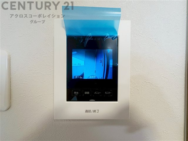 訪問者が来たときにテレビ画面で確認できるため、安心してドアを開けられます。録画機能があるものもあり、留守中に来訪者を記録しておくことができます。利便性が高く、セキュリティ面でも安心です。　