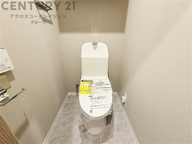 温水洗浄便座付トイレは温水洗浄機能により、暖かい水でおしりを洗浄することができ、冷たい水を使う従来の便座に比べ、温水洗浄機能で暖かいトイレを提供し、快適な使用を可能にします。　