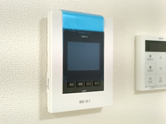 【TVモニター付きインターフォン】　訪問者の顔を見ることができるので、安心してドアを開けられます。