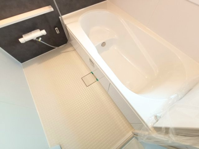 【浴室】　ゆったりとくつろげるバスルーム。追い焚き機能付きでいつでもすぐに温かいお風呂を楽しむことができます。