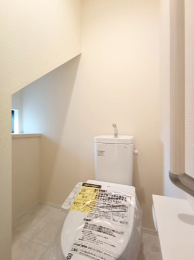 【1階トイレ】　トイレは温水洗浄便座付です。