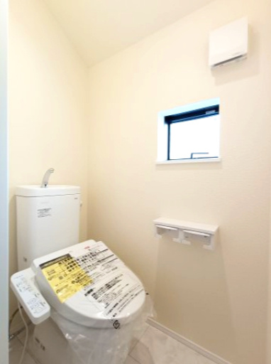 【2階トイレ】　トイレはシンプルなデザイン。毎日使う場所だからこそ、使い勝手を考慮しました。