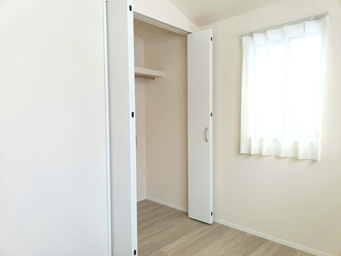 【納戸約5.5帖　収納】　全てのお部屋に収納を備え、空間を広くお使いいただけます。