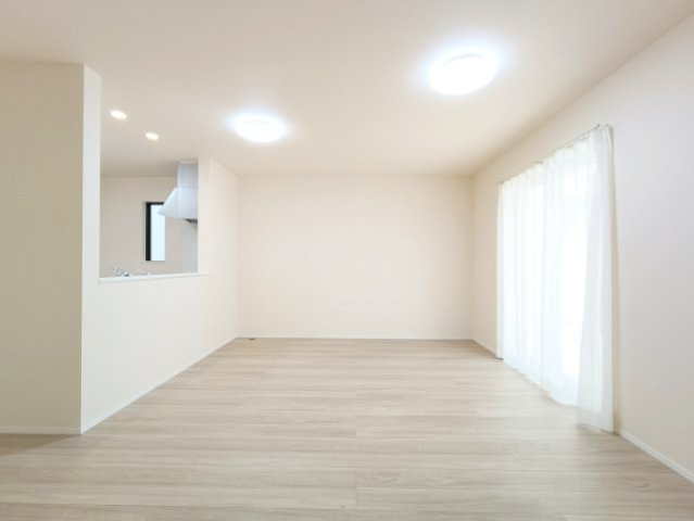 【LDK約17.5帖】　大きな窓があることによって、外との一体感が生まれ、空間をより広く見せる役目を果たしているとともに、窓から見える緑や、外の景色もデザインに取り込まれているかのようです。