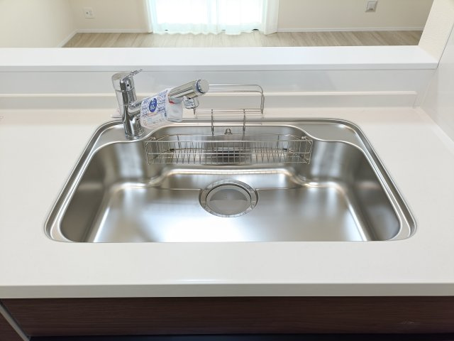 【シンク】　クリアな水が毎日使え、見た目にもスマートな浄水器一体型。お米を炊いたりする際には浄水機能をつかうこともできて、人気の商品です。