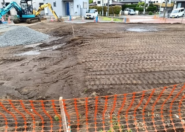 土地の面積＝住宅面積ではありません。建ぺい率の問題などで、土地のある場所によって住宅を建てられる面積は限られています。高さもしかり、「土地」という言葉の中には、建築条件も含まれると考えておきましょう。