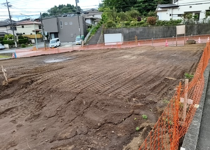 家を建てる場合、方位は要チェックです。現実的に日当たりのよい家ならばリビングは南側、建築基準法でも北側に当たる家への配慮は求められています。土地を見学に行く際は、方位磁針を持って行くようにしましょう。