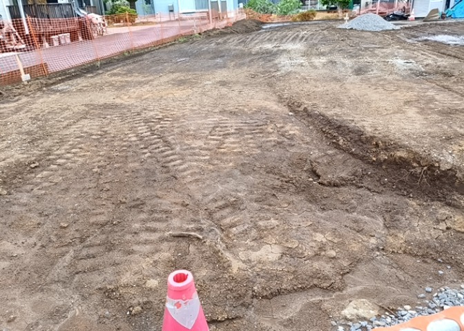 土地の前の道路に消火栓が設置されていることがあります。この場合、道路交通法第45条第1項により、駐車禁止の場所が指定されています。そのため、車庫などの駐車スペースをつくることができない場合があります。