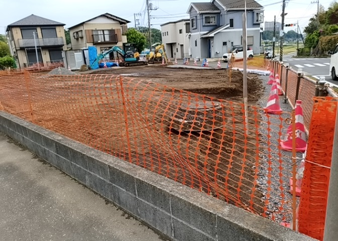 現地に行くなら、物件の周囲の地形がどうなっているかを見ることも大切です。周辺より低くなっている土地では、大雨などで水が集まりやすいため、地盤が弱くなっているということも考えられるため、注意が必要です。