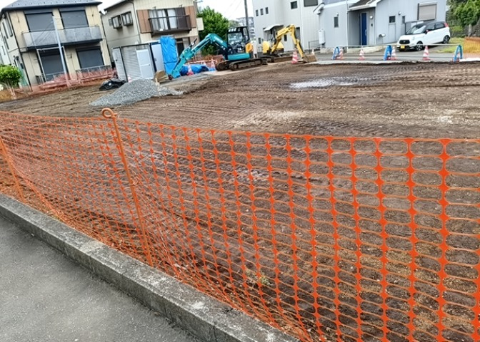 土地購入を検討されている場合、境界杭がない状態で購入してしまうと境界確定測量をする必要があり、費用がかかります。購入の前に、売主、隣土地所有者立ち合いのもと境界を確定し境界杭を設置するのがベストです。