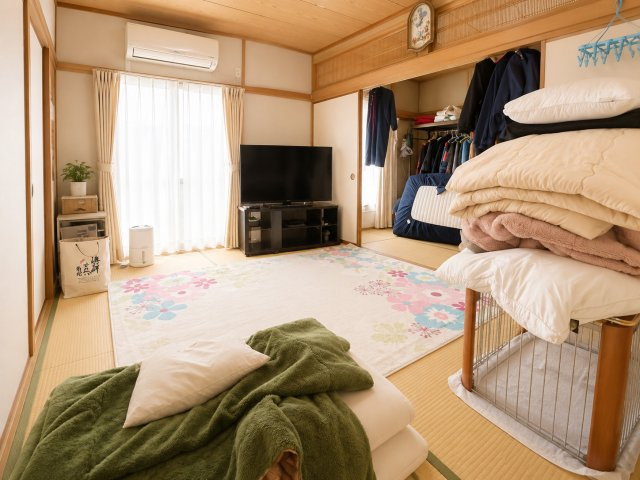 畳の温かみを感じられる1階和室は客間やお子様の遊び場、くつろぎスペースとして幅広く活用可能です。押入収納付きでお布団や季節物もすっきり収納できます。大きな窓から柔らかな光が入り心地よい空間です。　　
