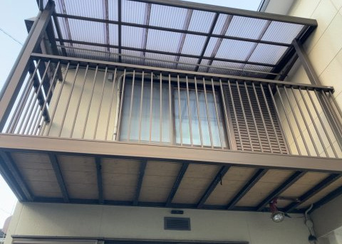 バルコニーは、室外の専用スペースのうち、「屋根がなく開放された空間」であるものを指します。ベランダより広いタイプのものが多く、日当たりもよいため家庭菜園などを楽しみたい人にとって適した環境となります。