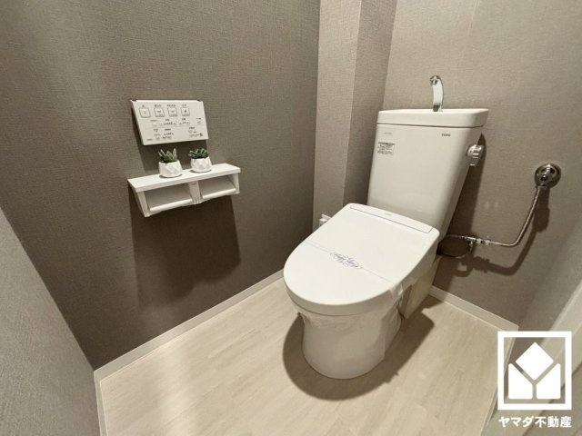 明るく清潔感溢れるトイレです。温水洗浄便座付きで、季節を問わずいつでも温かい便座をお使いいただけます。