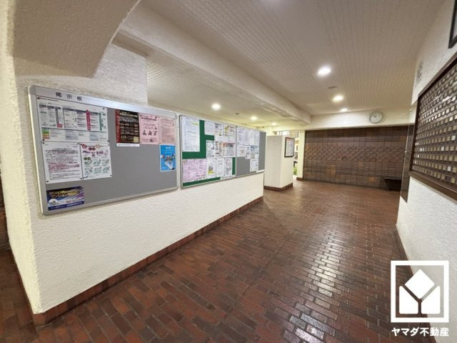 開放的で落ち着いたロビーが、心を癒すひとときを演出。くつろぎと気品が共存する、快適な住まい。