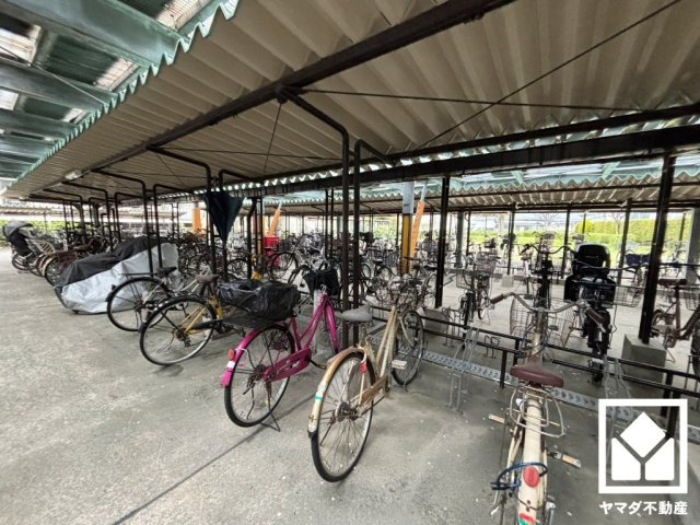 屋根付き駐輪場なので、雨や風、直射日光から自転車を守ることができます（月額200円、4台目以降月額400円）。ご成約でヤマダポイントプレゼント中です。お問合せお待ちしております。