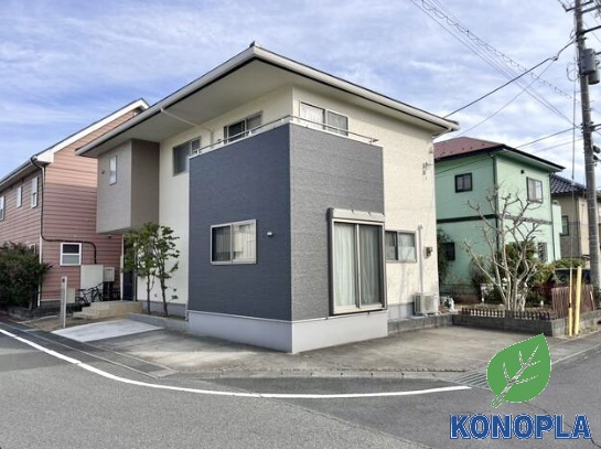 ■外観｜角地に位置しているため開放感があり、日当たりや風通しも良好で、快適な生活環境が整っています♪