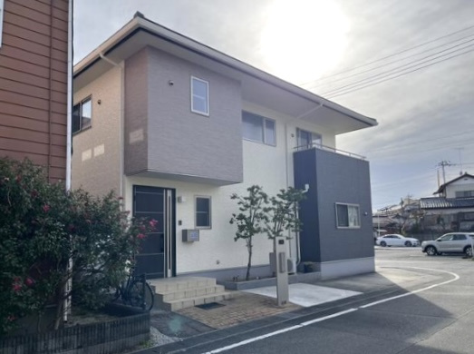 ■外観｜前面道路が広く見渡しが良いため、車の出入りやすれ違いもスムーズで日々の運転も安心して行えます♪