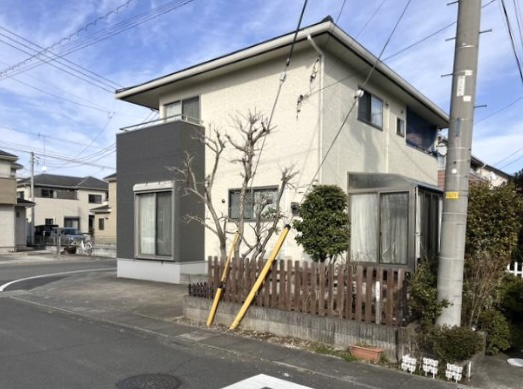 ■外観｜角地の嬉しいポイントは住宅街の中でも圧迫感が少なく、のびのびとした暮らしが叶う立地♪