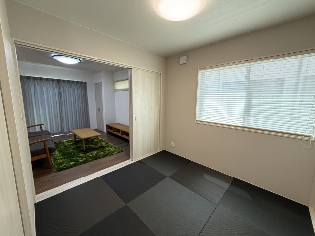 LDｋの横には多機能な和室。引き戸がついているので閉めてしまえば個室使用も可能です！