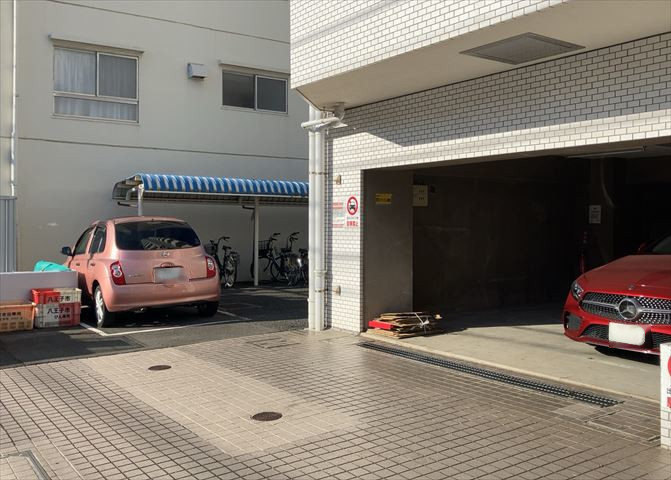 車一台あたりに必要なスペースは、標準サイズの普通自動車で横幅2m50cm、長さ5mは必要になります。ただし、乗降のことも考慮して横幅3m30cm、長さ5m50cmほどは確保できるところを選びましょう。