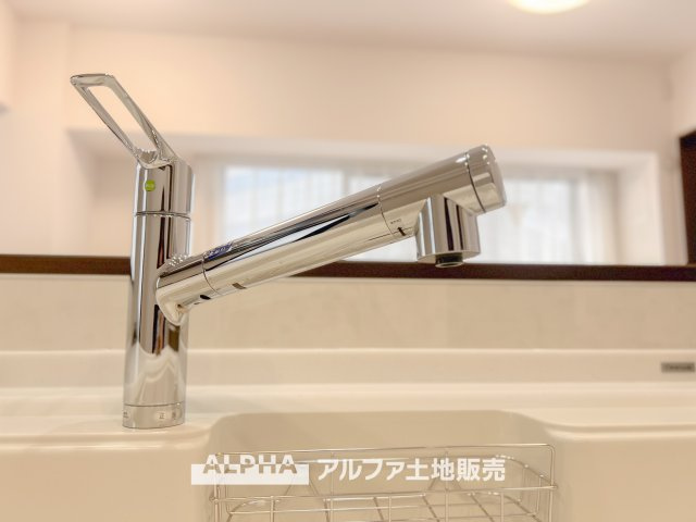 キッチンのシングルレバー水栓は、使いやすさに配慮されたデザイン。スムーズに水量の調節ができ、料理や後片付けが快適に進みます。清潔感を保ちつつ、シンプルでスタイリッシュな印象を与えます。