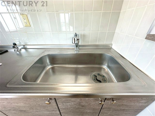 大きなシンクでお鍋などの大きな調理器具を洗う際にも便利です。　
