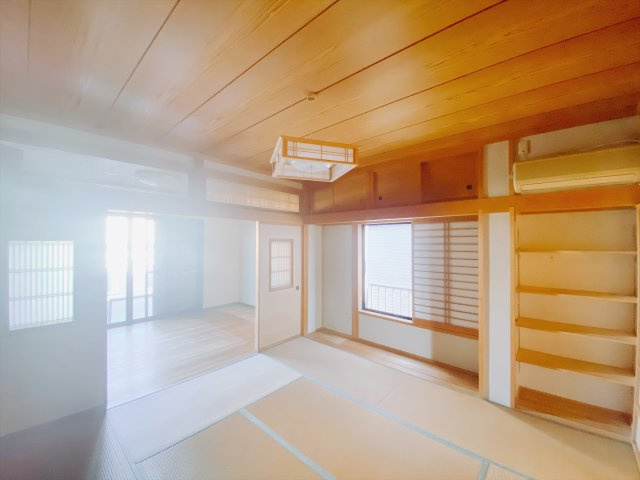 ■和室｜意外と場所をとるアイロンがけや、お洗濯物を畳むときにも広々と使うことができ、ちょっと一休みしたいとき、すぐに横になれるのも魅力です♪