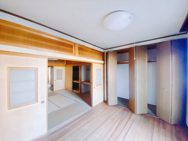 ■洋室｜お子様の一人部屋にピッタリな洋室。木のぬくもりを感じるフローリングは、天然木の味わいが時とともに深みを増していきます。また、傷にも強く、フリーワックスでお手入れもラクラクです♪