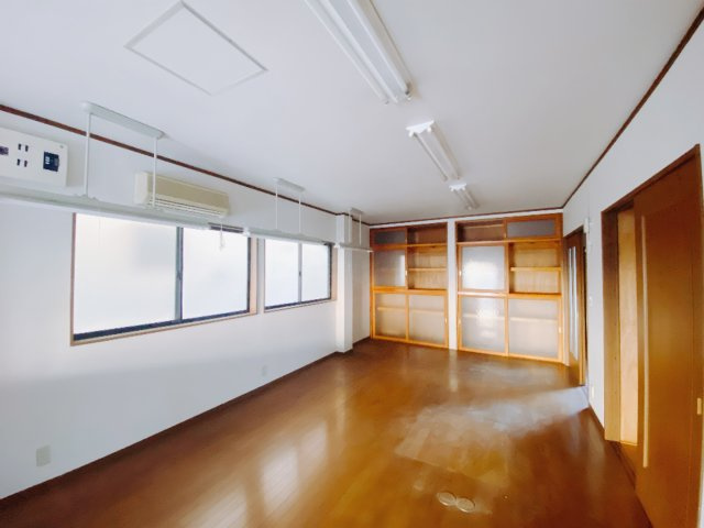 ■洋室｜時の流れと共に陽射しは装いを変え空間に新たな彩りを与えます。一日中家に居ても飽きることなく過ごすことができる素敵な空間です♪