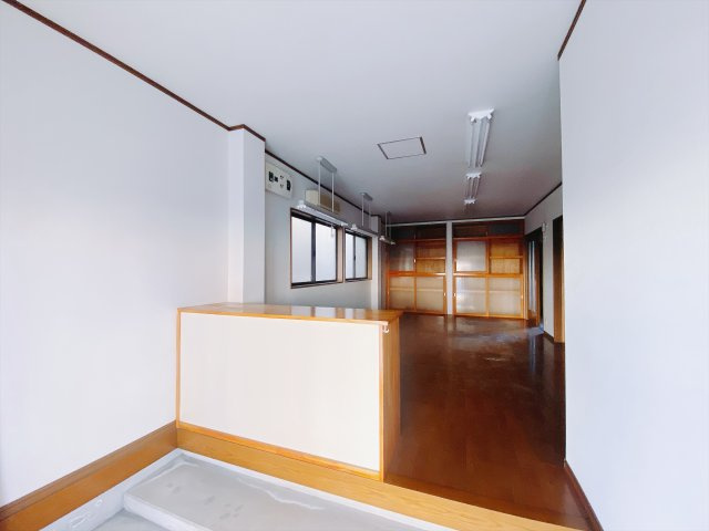 ■玄関｜「玄関から、我が家を心地よく。自然の風や光を感じられる気持ちのいい玄関へ。」永く居心地のいい暮らしを演出する快適性能と安心を両立させたドアを採用しました！