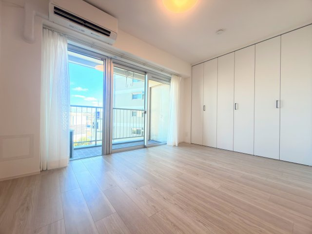 ◆室内はいつも明るい印象なので気持ちの良い朝を迎えられます。各部屋にはクローゼットを完備しており、収納が多いお家はすっきりして快適空間です。