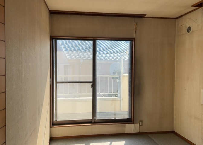 洋室のメリットは重い家具が置きやすく、身の回りが整理しやすいことです。　床がフローリングのため畳とは異なり凹みにくいです。　クローゼットなど収納が豊富で、普段使わない旅行カバンや服の整頓も簡単にです。