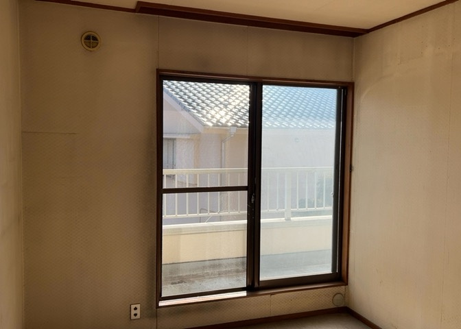 寝室でゆっくりと過ごすためにはベッド周りの適度な空間を担保することや窓の位置、照明の明るさ、寝室の広さなどを考える必要があります。自身や家族の構成とライフスタイルに併せて寝室にする部屋を選びましょう！