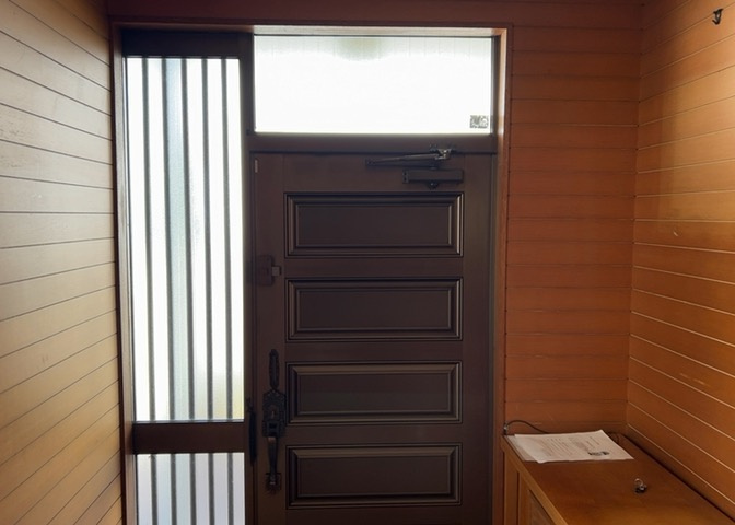 玄関は家の顔でもあり、家族以外の目にも止まる場所です。玄関は外との間を仕切る扉、靴などをしまっておく収納スペース、靴脱ぎのたたきスペース、来客とのやり取りをするドアホンなど複数のアイテムからなります。