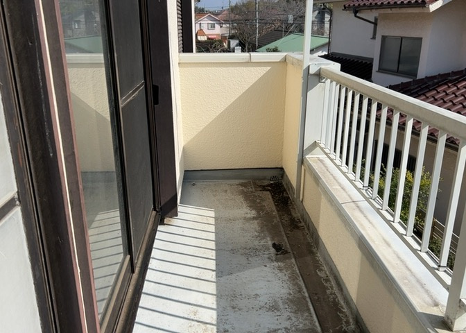 バルコニーは、室外の専用スペースのうち、「屋根がなく開放された空間」であるものを指します。ベランダより広いタイプのものが多く、日当たりもよいため家庭菜園などを楽しみたい人にとって適した環境となります。