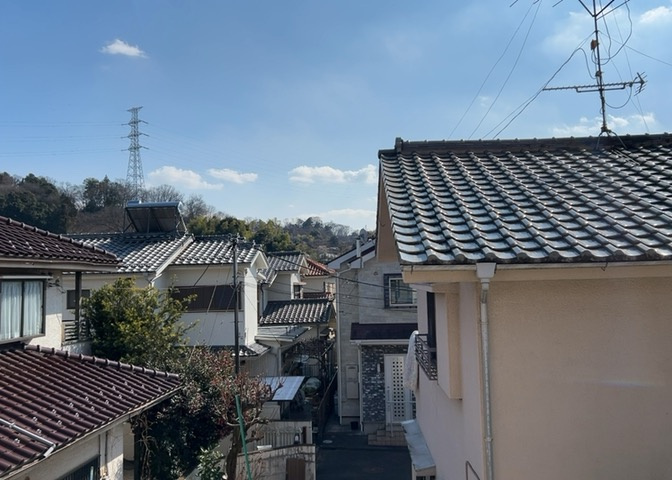 眺望を気にして物件を探す場合、前面に建物が建っていないか現地で確認しましょう！前面に建物があると景色はもちろん、日当たりや風通しにも影響が出てきます。住んだ時のことを想像しながら現地見学をしましょう。