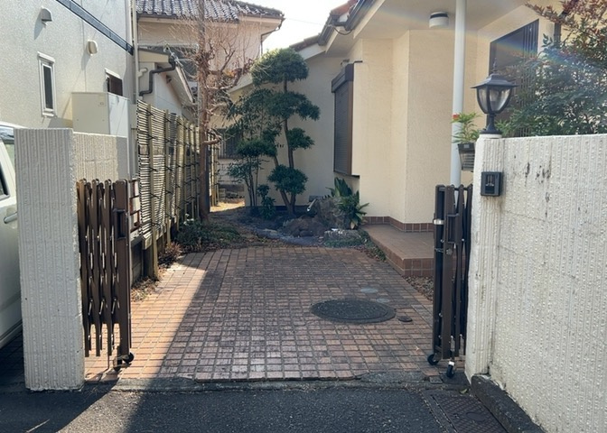 駐車場と明記されていても、最小スペースでつくられた駐車場だと大型車は駐車できなかったり、出入りしにくくなったりする可能性があります。お車のサイズと購入したい物件の駐車場のサイズを現地で確認しましょう。