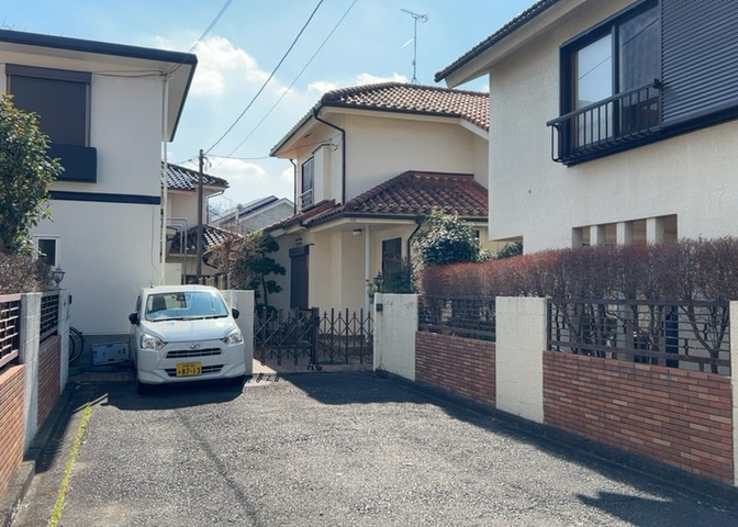 住宅用の土地では前面道路に2m以上接していなければならないと法律で定められています。しかし、お持ちの車のサイズやライフスタイルなどにより、2mでは利便が悪い場合もございますので、事前に確認しましょう。