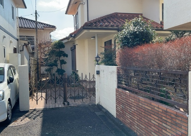 お持ちの車種によっては前面道路が広い方が便利でしょう。しかし、前面道路が広ければその分交通量が多くなるため、騒音などが気になる場合があります。実際に現地を見学し、周辺交通量や騒音などを確認しましょう！