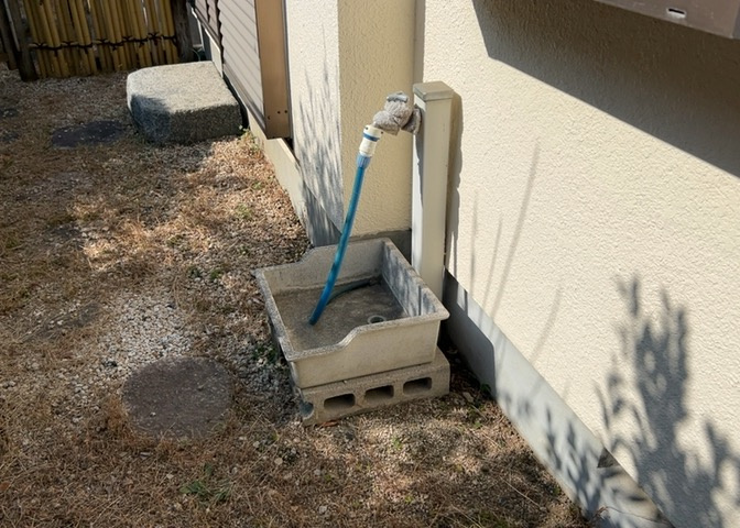 敷地内に散水栓や立水栓があると便利です。水道水を直接利用できるため、水を運ぶ手間を省くことが出来ます。大量の水を必要とする洗車作業や清掃などに役立ちます。その他設備とあわせて、現地でご確認ください。