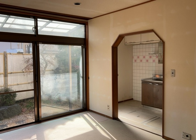 ダイニングは、食事や家族の団らんスペースとしてだけではなく、ほかの用途としても使用することができます。ダイニングテーブルを置き、食事のためのスペースを作ることでリビングとの差別化を図ることができます。