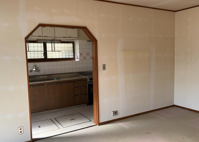 ダイニングにはダイニングテーブルセットなどを置くことが多く、間取りにおいて「D」と略記されますが、食事を作るときの作業場として使用したり、朝食を食べたりするときだけに使われるケースも少なくありません。