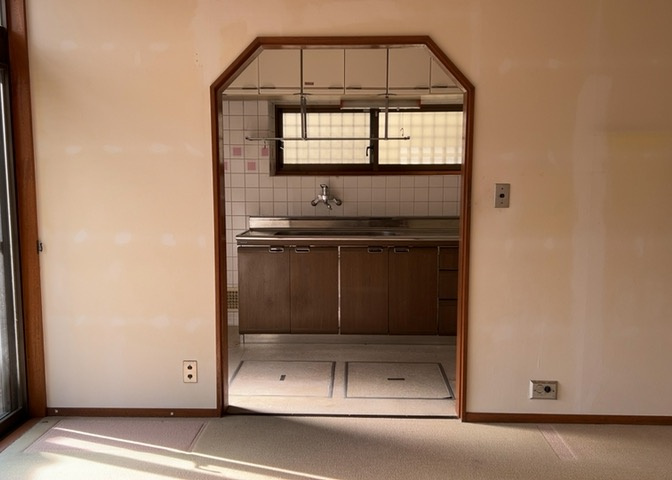 DKの物件でも広く見せたい方は、ダイニングスペースを広く使えるように工夫しましょう。低めのダイニングソファを置くと、家具の圧迫感が減り、広く見せることができ、ダイニングをリビングのように使用できます！