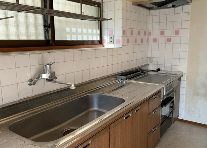 ダイニングとキッチンの間を扉や壁などで仕切らず、一体化させた間取りです。キッチンカウンターがついている物件ならば、食事をキッチンカウンターで取ることで、ダイニングスペースをリビングとして使用できます。