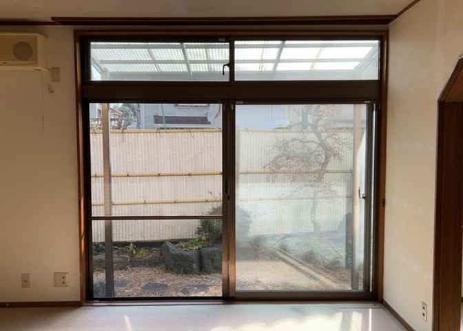 サッシは、ガラス窓に使用される金属製の窓枠です。一般的に住宅建築では、金属製建具工事の段階でガラス類・玄関などと同時に設置されます。種類や構造により断熱性能や遮音性能が異なるので現地でご確認ください。