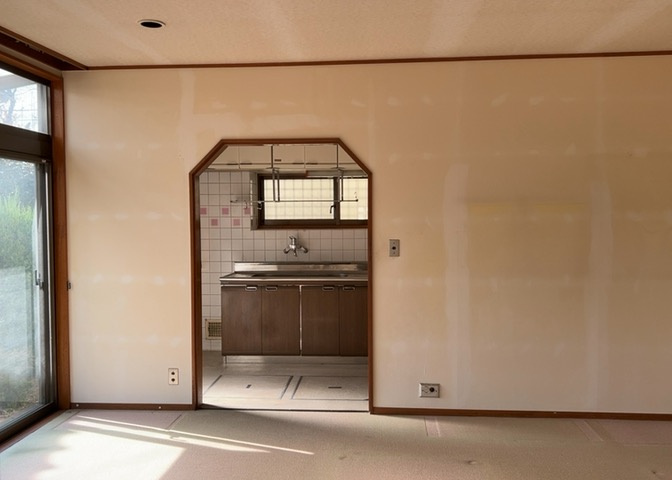 直線タイプはLとDKを一直線に並べた形で対面キッチンのタイプです。一般的なのでよく見かけるかもしれません。直線タイプに似た直接アイランドタイプは、キッチンとダイニングの間に壁がない分広く感じられます。