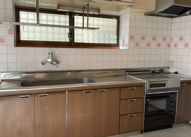 標準的なシステムキッチンの横幅は、165cm～300cm程度です。2100・2400・2550・2700などミリ単位で表記されます。普段どのように料理をするのかを想定しながら合ったサイズを選びましょう