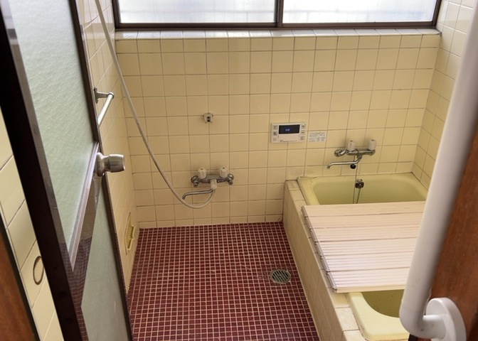 入浴時の快適さも大事なことですが、綺麗な状態を維持できなければ気持ちよく入浴できません。毎日の掃除が楽という点は大事なポイントになります！カビが生えにくく掃除がしやすい、壁や浴槽を選ぶといいでしょう。